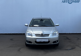 Подержанный автомобиль Toyota Corolla Hatchback 2004 года (2 фото)