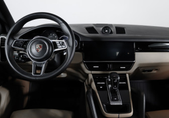 Подержанный автомобиль Porsche Cayenne 2018 года (12 фото)