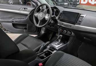 Подержанный автомобиль Mitsubishi Lancer Sedan 2012 года (11 фото)