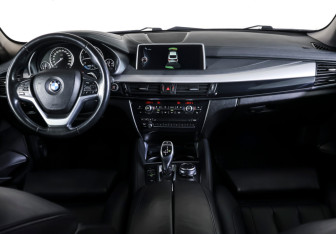 Подержанный автомобиль BMW X6 2015 года (12 фото)
