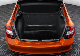 Подержанный автомобиль Skoda Rapid Liftback 2017 года (10 фото)