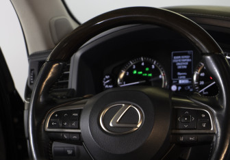 Подержанный автомобиль Lexus LX 2017 года (15 фото)