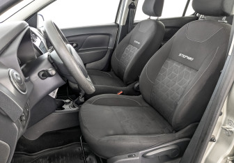 Подержанный автомобиль Renault Sandero 2016 года (20 фото)