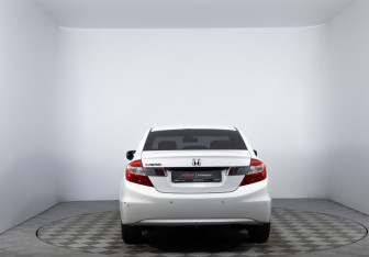 Подержанный автомобиль Honda Civic Sedan 2012 года (6 фото)