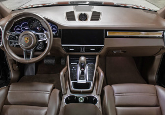 Подержанный автомобиль Porsche Cayenne 2019 года (16 фото)