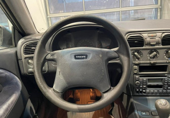 Подержанный автомобиль Volvo S40 1999 года (14 фото)