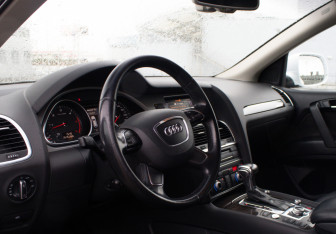 Подержанный автомобиль Audi Q7 2014 года (9 фото)
