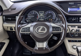 Подержанный автомобиль Lexus ES 2017 года (22 фото)
