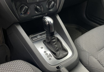 Подержанный автомобиль Volkswagen Jetta Sedan 2013 года (17 фото)