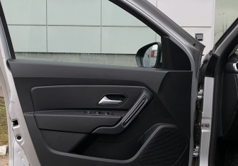 Подержанный автомобиль Renault Duster 2021 года (16 фото)