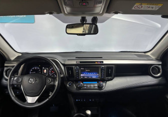 Подержанный автомобиль Toyota RAV4 2018 года (12 фото)