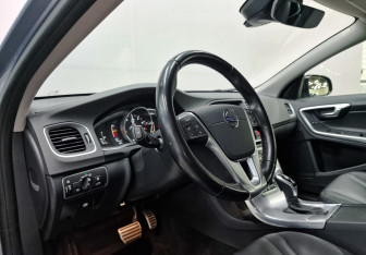 Подержанный автомобиль Volvo V60 Cross Country 2018 года (15 фото)
