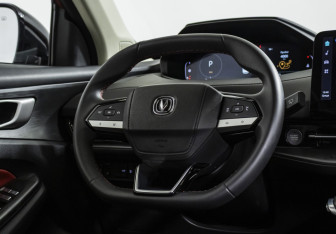 Подержанный автомобиль Changan UNI-S 2024 года (11 фото)