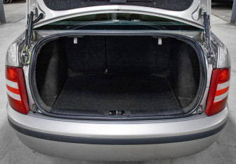 Подержанный автомобиль Skoda Fabia Sedan 2007 года (10 фото)