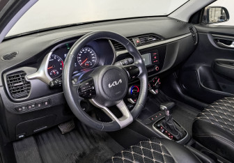 Подержанный автомобиль Kia Rio Hatchback 2021 года (16 фото)