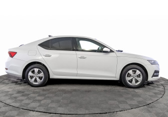 Подержанный автомобиль Skoda Octavia Liftback 2022 года (4 фото)