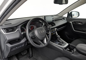 Подержанный автомобиль Toyota RAV4 2021 года (15 фото)