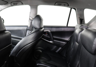 Подержанный автомобиль Toyota RAV4 2008 года (8 фото)