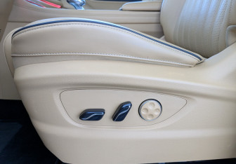 Подержанный автомобиль Voyah Dream 2023 года (17 фото)