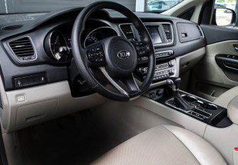 Подержанный автомобиль Kia Carnival 2020 года (12 фото)