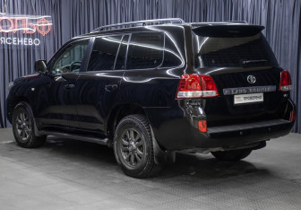 Подержанный автомобиль Toyota Land Cruiser Suv 2009 года (7 фото)