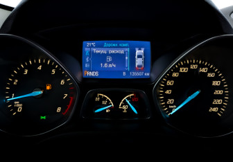 Подержанный автомобиль Ford Kuga 2013 года (17 фото)