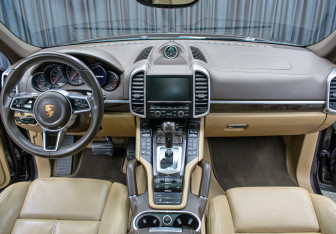 Подержанный автомобиль Porsche Cayenne 2015 года (15 фото)