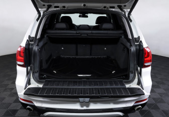 Подержанный автомобиль BMW X5 2015 года (10 фото)