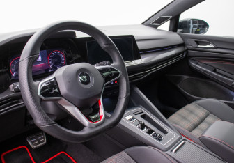 Подержанный автомобиль Volkswagen Golf GTI Hatchback 2022 года (9 фото)