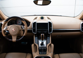 Подержанный автомобиль Porsche Cayenne 2012 года (9 фото)