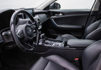 Подержанный автомобиль Kia Stinger 2018 года (9 фото)