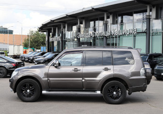 Подержанный автомобиль Mitsubishi Pajero 2011 года (8 фото)