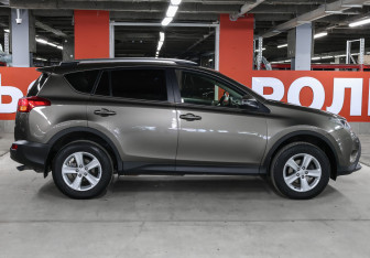 Подержанный автомобиль Toyota RAV4 2013 года (4 фото)