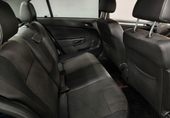 Подержанный автомобиль Opel Astra Sedan 2010 года (13 фото)