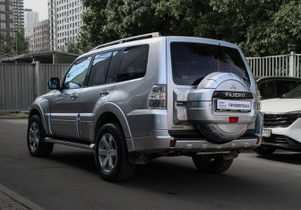 Подержанный автомобиль Mitsubishi Pajero 2011 года (6 фото)