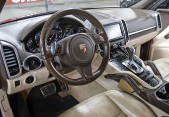 Подержанный автомобиль Porsche Cayenne 2013 года (16 фото)