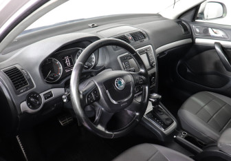 Подержанный автомобиль Skoda Octavia Liftback 2009 года (7 фото)
