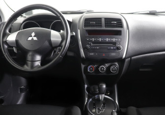 Подержанный автомобиль Mitsubishi ASX 2012 года (7 фото)