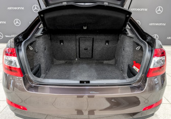 Подержанный автомобиль Skoda Octavia Liftback 2015 года (10 фото)