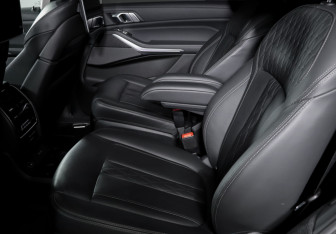 Подержанный автомобиль BMW X7 2022 года (10 фото)