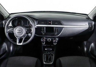 Подержанный автомобиль Kia Rio Sedan 2017 года (12 фото)