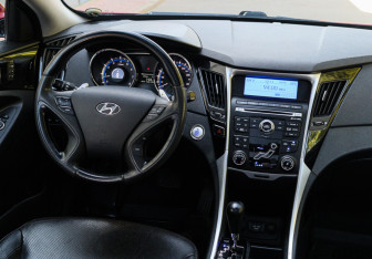 Подержанный автомобиль Hyundai Sonata 2011 года (11 фото)