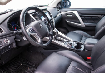 Подержанный автомобиль Mitsubishi Pajero Sport 2016 года (10 фото)