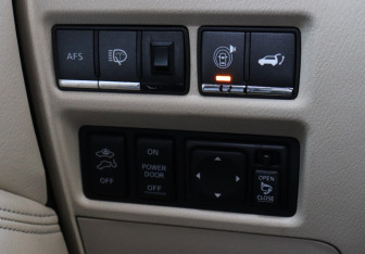 Подержанный автомобиль Infiniti QX56 2010 года (18 фото)