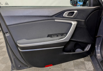 Подержанный автомобиль Kia Ceed Hatchback 2019 года (19 фото)