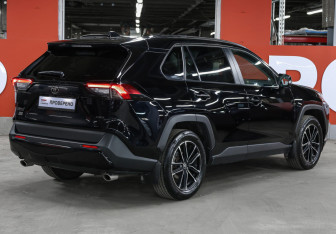 Подержанный автомобиль Toyota RAV4 2021 года (5 фото)