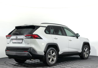 Подержанный автомобиль Toyota RAV4 2022 года (5 фото)