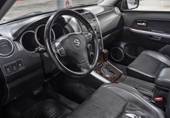 Подержанный автомобиль Suzuki Grand Vitara 2005 года (16 фото)