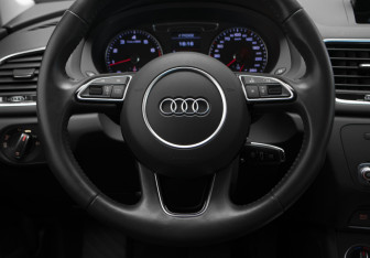 Подержанный автомобиль Audi Q3 2017 года (10 фото)