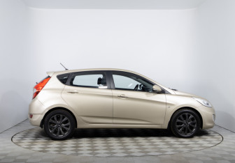 Подержанный автомобиль Hyundai Solaris Hatchback 2014 года (4 фото)